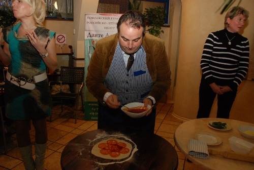 Рикардо готовит пиццу